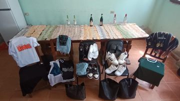 Menores robaron un supermercado y no dudaron en levantar bebidas alcohólicas