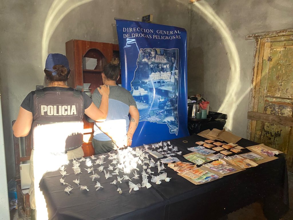 Secuestraron drogas y detuvieron a una mujer en un allanamiento en La Banda
