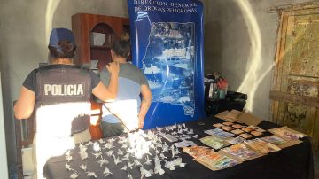 Secuestraron drogas y detuvieron a una mujer en un allanamiento en La Banda