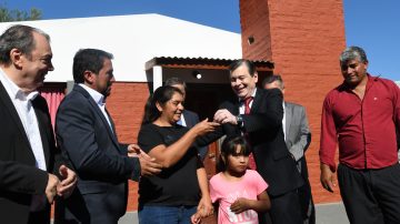 El gobernador Zamora inauguró un puente en Salavina, 20 cuadras de pavimento y entregó 18 viviendas sociales