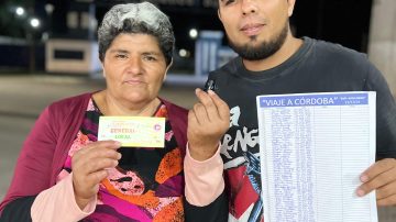 Enorme gesto: le regaló su viaje y entrada para ver la final de Sarmiento a su tía