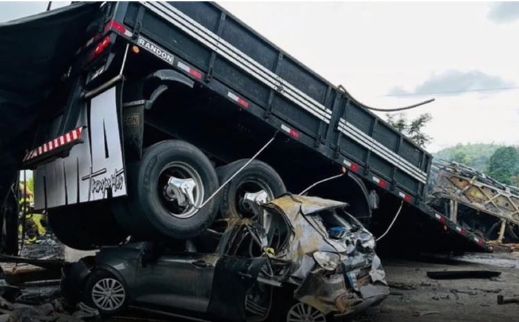 Trágico accidente en Brasil entre un colectivo, un camión y un auto dejó al menos 38 muertos