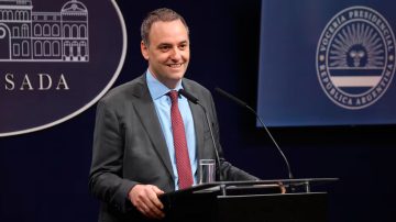 Adorni confirmó que las retenciones cero para carnes avícolas y bovinas continúa hasta el 31 de octubre