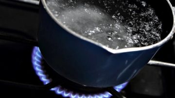 La Banda: un hombre discutió con su mujer y ella le arrojó agua hervida en el pecho