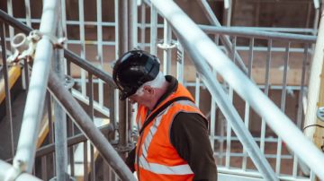 Trabajador cayó desde un andamio y lucha por su vida