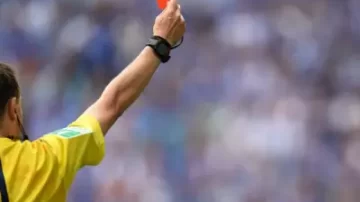 Maco: un policía jugaba al fútbol y en un entredicho recibió una trompada del árbitro