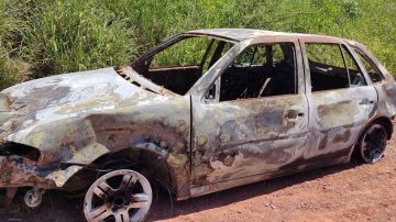 Un hombre denunció que su hijastro le prendió fuego el auto