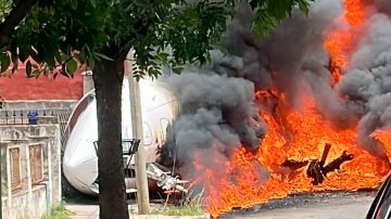 Despistó un avión privado, chocó contra una casa y se incendió