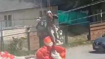 Increíble: un accidente con parapentistas dejó a 3.000 vecinos sin luz