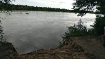 Buscan desesperadamente a un joven de 22 años que cayó al cauce del Río Dulce