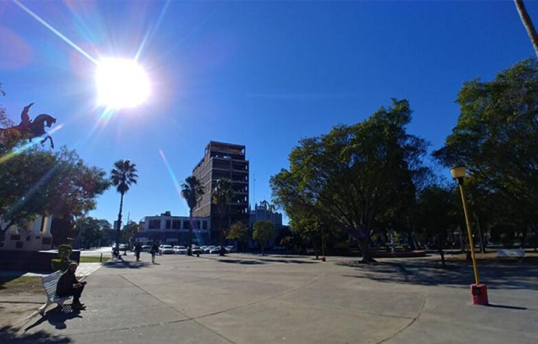 Un inicio de semana con altas temperaturas y nubosidad variable en Santiago