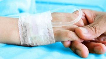 Una pareja fue detenida por simular que su hijo tenía cáncer y recaudar más de US$60.000