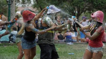 Mujer pide ayuda para encontrar al hombre que la “flechó”: “Ayer bailé con vos y te faltaba un diente”