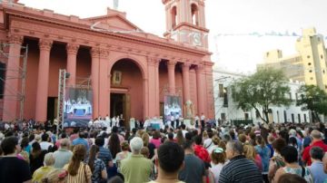 Catamarca: peregrina santiagueña resultó herida tras caer de un escenario cerca de la Catedral