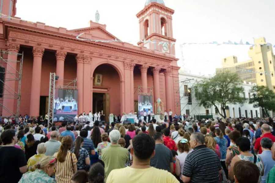 Catamarca: peregrina santiagueña resultó herida tras caer de un escenario cerca de la Catedral