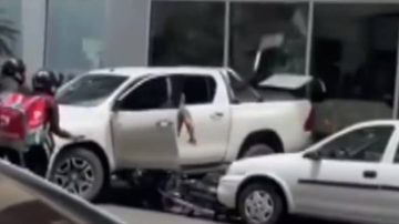 Video: por discutir con un motociclista descuidó su camioneta que terminó incrustada en un ventanal