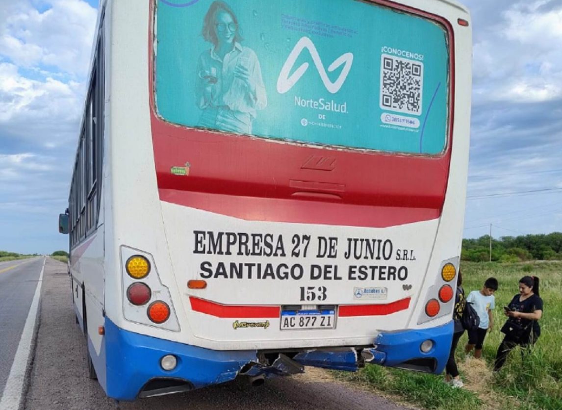 Colectivo que transportaba pasajeros a Fernández sufrió un violento choque