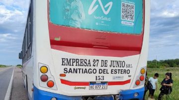 Colectivo que transportaba pasajeros a Fernández sufrió un violento choque