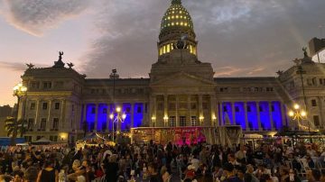 Unas 4.000 personas en situación de calle compartieron la cena solidaria de Navidad frente al Congreso