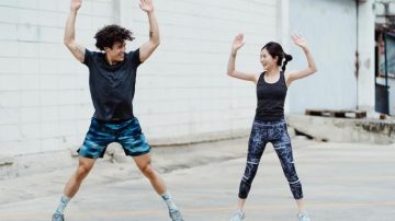 ¿Cuántos saltos de tijera puedes hacer según tu edad? Un ejercicio clave para medir tu salud física