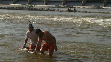 Inconsciencia total: rescatan a una persona y buscan a otra arrastrada por la corriente en el Dique Los Quiroga