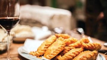 Un joven pidió 16 empanadas y 2 copas de vino, y se sorprendió con lo que le cobraron