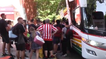 Los hinchas de Estudiantes coparon Santiago del Estero y van por la gloria
