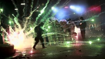 Georgia: manifestantes atacaron con fuegos artificiales a la policía