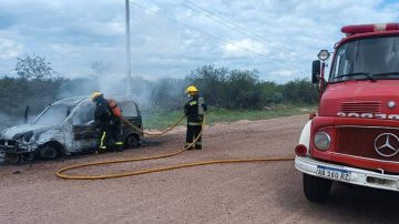 Pánico en la ruta 21: un hombre salió a tiempo de su camioneta que fue devorada por las llamas