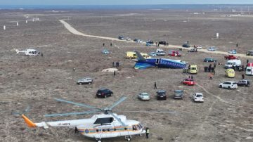 VIDEO. Así rescataron a los sobrevivientes del avión que se estrelló en Kazajistán