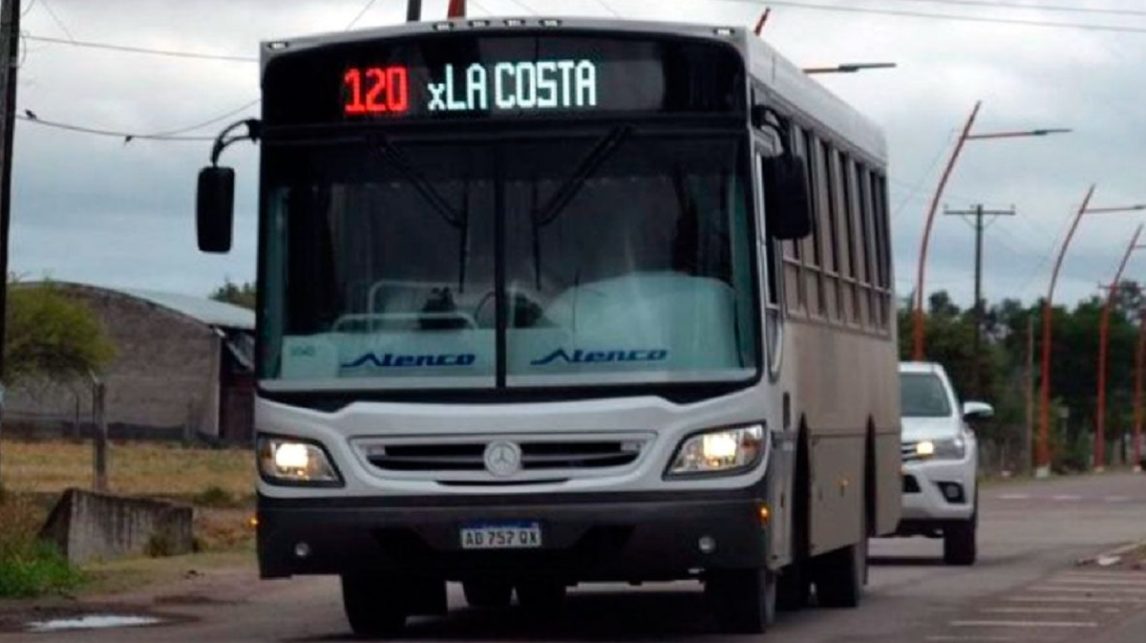 Paro de la línea 120 deja a miles de vecinos sin servicio: el reclamo de los usuarios