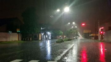 Una torrencial lluvia con relámpagos sorprende en la noche santiagueña