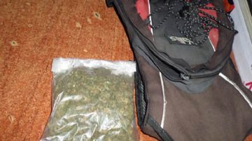 Provocó un escándalo porque su novia fue a una garita y entregó su mochila con seis paquetes de marihuana