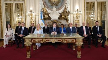 Lo que no se vio de la patética autocelebración de Milei: datos falsos y el show del balcón