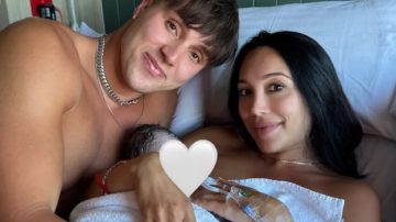 La modelo que tuvo una hija con su hermanastro lo presentó en sociedad: “Milagro navideño”