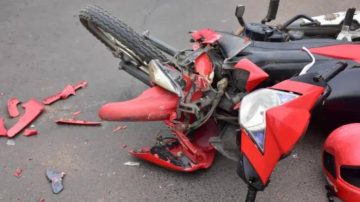 Un motociclista se quedó sin frenos, chocó un camión y sufrió heridas