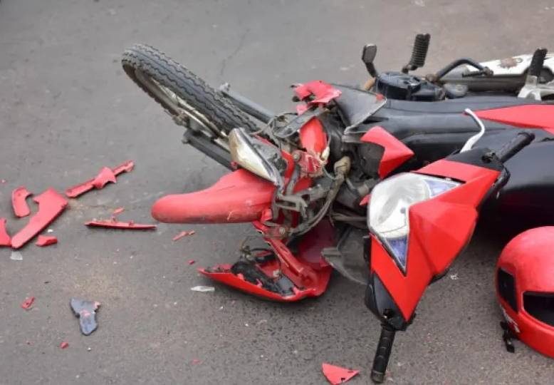 Un motociclista se quedó sin frenos, chocó un camión y sufrió heridas
