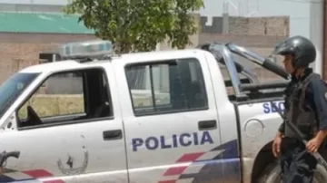 La Banda: delincuentes tiran un palo para detener el paso de una moto y se la roban