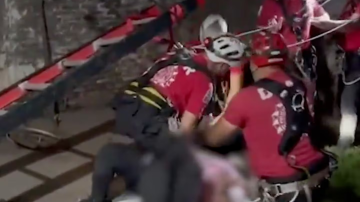 VIDEO: cayó a un pozo profundo en el patio de su casa y así fue rescatada