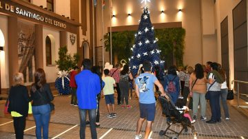 Se encendieron las luces ornamentales navideñas y el árbol elaborado con materiales reciclados en Capital
