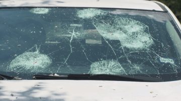 Un niño arrojó una piedra y le destrozó el parabrisas del auto a un gendarme