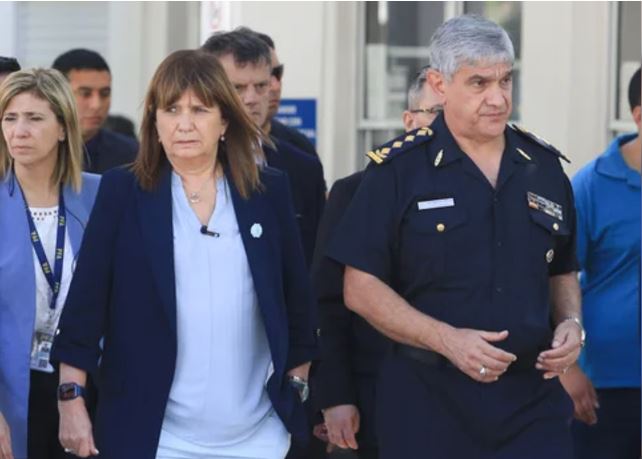El jefe de la Policía Federal usó un avión de la fuerza para llevar a familiares a su casamiento