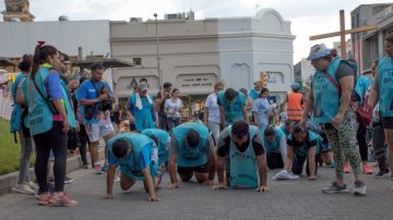 Impactantes fotos de peregrinos santiagueños que de rodillas llegaban al altar de la Virgen del Valle en Catamarca