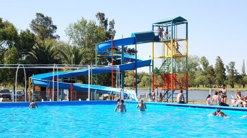 Adolescente lucha por su vida tras golpearse la cabeza con el borde de una piscina