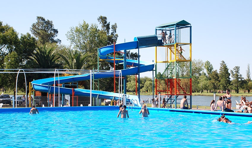 Adolescente lucha por su vida tras golpearse la cabeza con el borde de una piscina