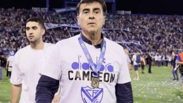 Futuro incierto para Gustavo Quinteros: ¿Deja Vélez para irse a Brasil?