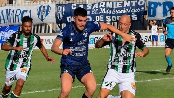 Sarmiento se impuso con autoridad ante Villa Mitre y tiene una chance más por el ascenso