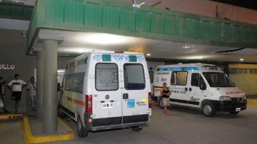 Rescatan a una mujer que estaba inconsciente sujetada a un poste en Av. Sáenz Peña