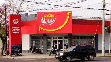 Con las manos en la picada: atrapan a dos sujetos que escondieron vodka y fiambre entre la ropa