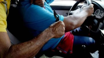 En plena madrugada y a punta de cuchillo asaltaron a un taxista